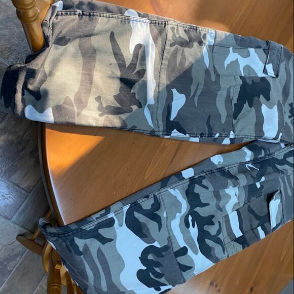 Camoflauge Cargo Pants - Picture 1 of 7